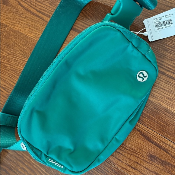 NWT Lululemon Everywhere Belt Bag - Picture 2 of 7